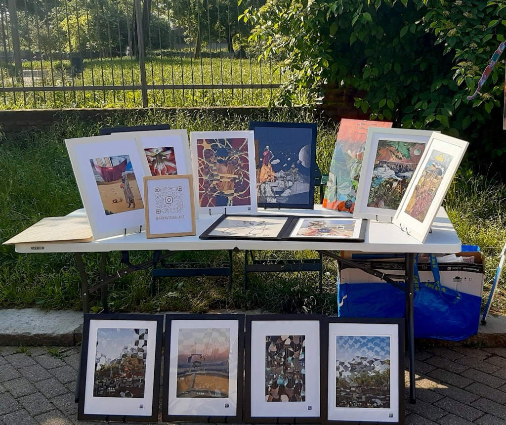 aryavisual stand con opere a intreccio al mercatino Montmartre della Martesana Naviglio Martesana Milano. aryavisual weaving art stand at Montmartre della Martesana art market on Naviglio Martesana Milan.