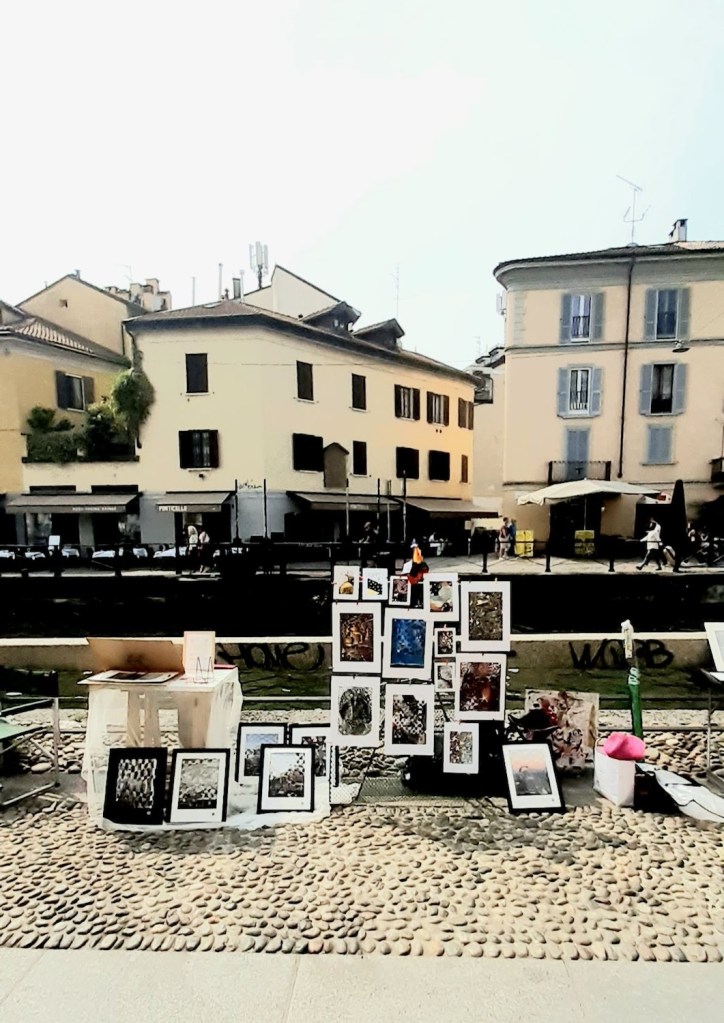 aryavisual stand al mercatino Domeniche in Arte sul Naviglio Grande Milano con opere a intreccio. aryavisual art booth at Domeniche in Arte art market on Naviglio Grande Milan with weaving artworks.